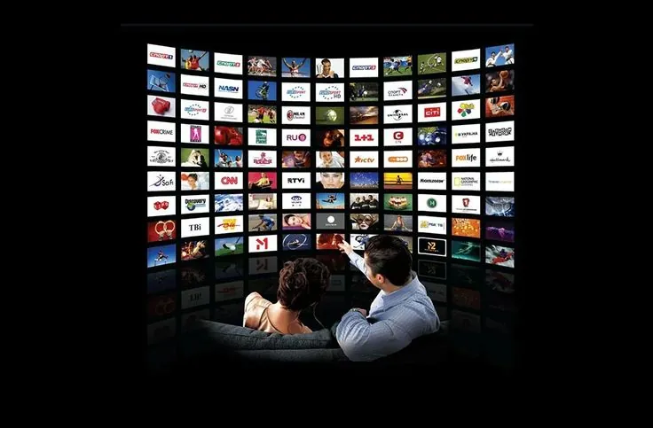 Kijkers voor een wand vol tv-zenders