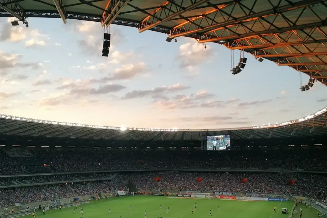 Voetbalstadion vol supporters